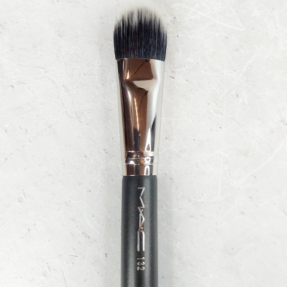 MAC Cosmetics 132 Duo Fibre Foundation Brush - Picture 3 of 5